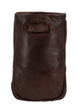 Ciemnobrązowa skórzana sakiewka z widocznym przeszyciem i małą prostokątną naszywką z tłoczonym tekstem w pobliżu górnego środka.