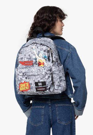 Zaino con un design di striscia a fumetti in bianco e nero, accompagnato da grafiche e loghi colorati di Wonder Woman. Il materiale sembra resistente.