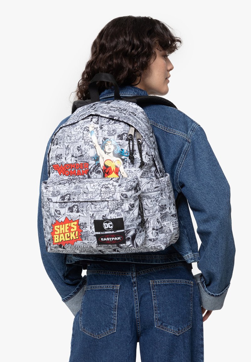 Mochila con un diseño de tira cómica en blanco y negro, con gráficos y logotipos coloridos de Wonder Woman. El material parece duradero.