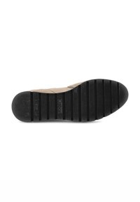 Bruine suède schoen met zwarte rubberen zool, voorzien van horizontale groeven voor grip en een verhoogd patroon, voorzien van het merk "Gabor."