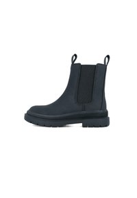 Botas Chelsea negras hechas de material suave, con paneles laterales elásticos, una lengüeta de tira en el talón y una suela de goma texturizada para mayor agarre.