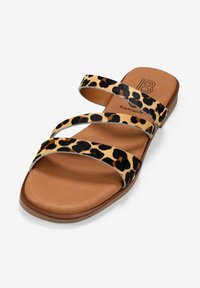 Sandalias ecológicas de estampado de leopardo con dos correas anchas y una plantilla suave de color marrón claro con suela plana.