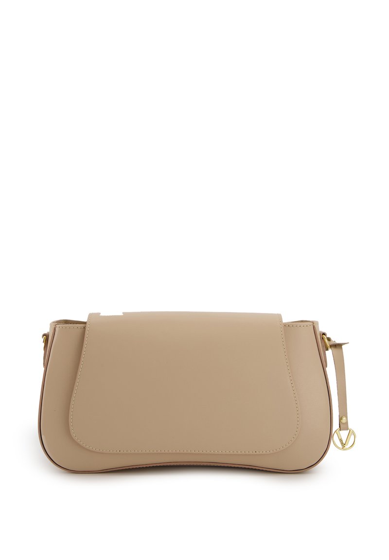 Beige Lederhandtasche mit glatter Textur, rechteckiger Form, Klappenverschluss und Hardware-Akzenten in Goldton.