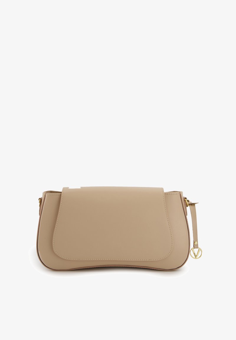 Beige læderhåndtaske med en glat tekstur, rektangulær form, klaplukning og hardware-detaljer i guldfarve.