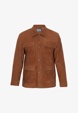 Brązowa skórzana kurtka z zamkiem na guziki, dwoma kieszeniami na piersi i dwiema dolnymi kieszeniami. Kołnierz jest klasyczny, a faktura materiału jest miękka.