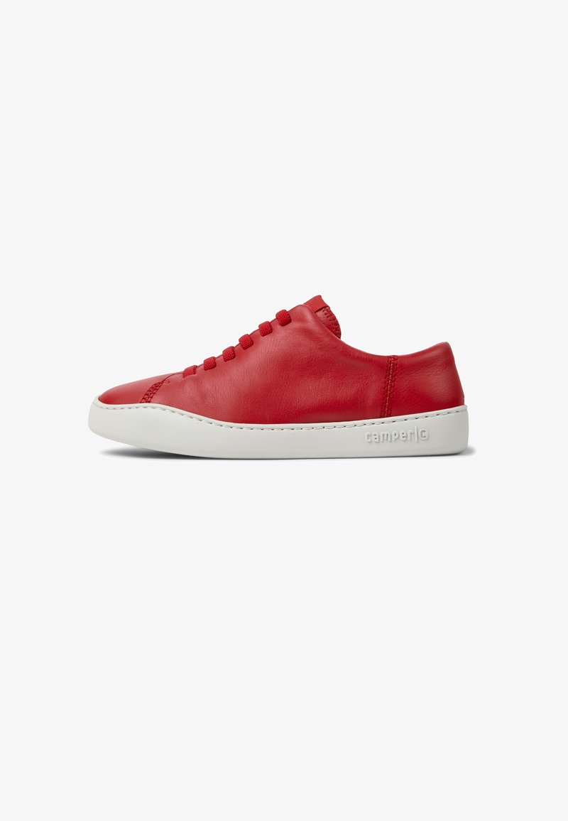 Baskets en cuir rouge à texture lisse, dotées d'une semelle en caoutchouc blanche et d'un système de laçage simple sur la tige. Logo sur le talon.