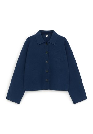 Tamsiai mėlynas ilgomis rankovėmis megztinis su sagomis, apykakle ir penkiomis juodomis sagutėmis priekyje, padėtas ant baltos fono.