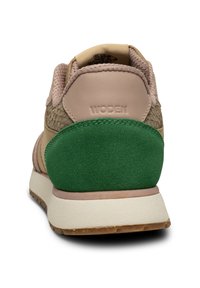 Zapatillas con una parte superior en tonos rosa y beige con detalles texturizados, acentos de ante verde y suela de goma blanca. Logo en el talón.