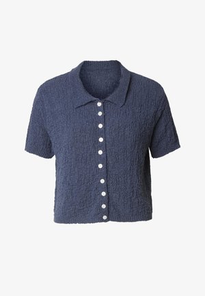 Cardigan texturat, albastru marin, cu mâneci scurte, guler și o rândul de nasturi albi în față.