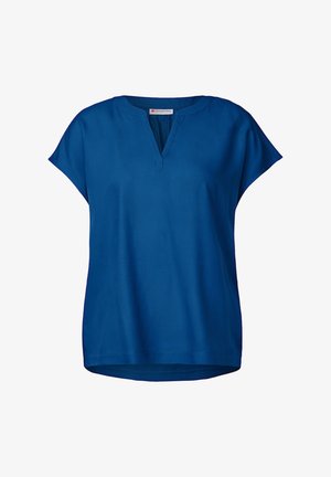 Blusa azul de manga corta con escote en V. Tela suave y ligera, forma ligeramente acampanada y dobladillo redondeado. Sin patrones ni acentos visibles.