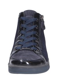 Baskets montantes bleu marine en cuir suédé et en cuir verni, avec des lacets plats, une fermeture éclair sur le côté et des accents texturés sur la tige.