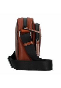 Borsa a spalla in pelle marrone con chiusura a zip, tracolla nera e cuciture decorative. Presenta una forma rettangolare elegante per una facile maneggevolezza.