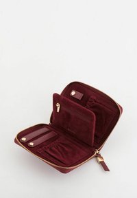 Bordowy zamszowy portfel z złotym zamkiem błyskawicznym, wyposażony w przegródki na karty, kieszeń na zamek oraz teksturowane wnętrze. Kompaktowy, zorganizowany design.
