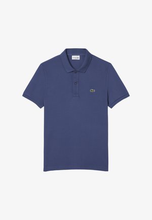 Polo de manga corta en color navy, confeccionado en algodón suave, que presenta una tapeta con botones y un pequeño logo de cocodrilo verde en el lado izquierdo del pecho.