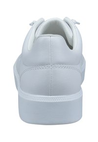 Weißes Leder-Sneaker mit glatter Textur, abgerundetem Absatz und gesteppten Details entlang der Sohle. Schnürsenkel oben und gepolsterter Kragen.