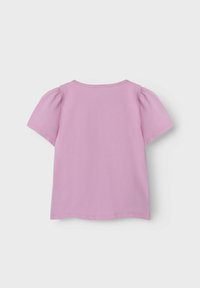 Różowa koszulka z krótkimi rękawami, z bufkami na ramionach, okrągłym dekoltem i gładką fakturą. Widok z tyłu ukazuje czyste linie i proste wzornictwo.