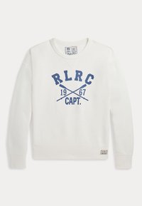Vit sweatshirt med rund halsringning, med en blå grafisk design som visar texten "RLRC 1967 CAPT." och två korsade åror under texten.