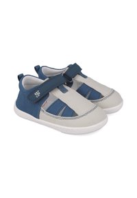 Zapatillas infantiles ligeras en lona gris con acentos en azul oscuro, que cuentan con una correa de Velcro y un diseño troquelado para mayor transpirabilidad.