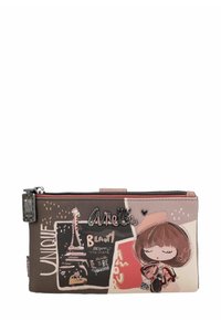 Cartera con cremallera que presenta un diseño gráfico colorido con un personaje de caricatura, la Torre Eiffel y texto. Fabricada en material sintético con acentos metálicos.