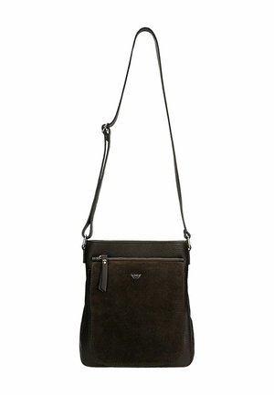 Bruine suède en leren crossbody tas met een verstelbare schouderband, een ritsvak aan de voorkant en het merklogo. Gladde textuur met minimale hardware accenten.