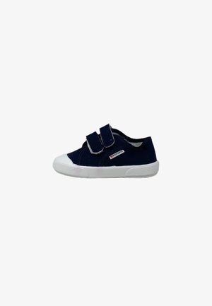 Sneaker da bambino in tela blu navy con suola in gomma bianca, punta bianca e due cinturini in velcro, con il marchio "Superga" sul lato.