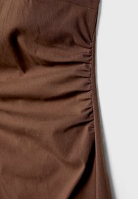 Stradivarius HALTER  - Fodralklänning - dark brown