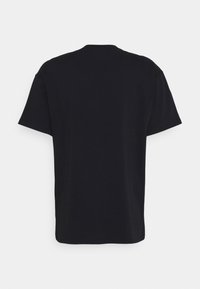 Czarny krótki rękaw t-shirt pokazany z tyłu na białym tle, z okrągłym dekoltem.