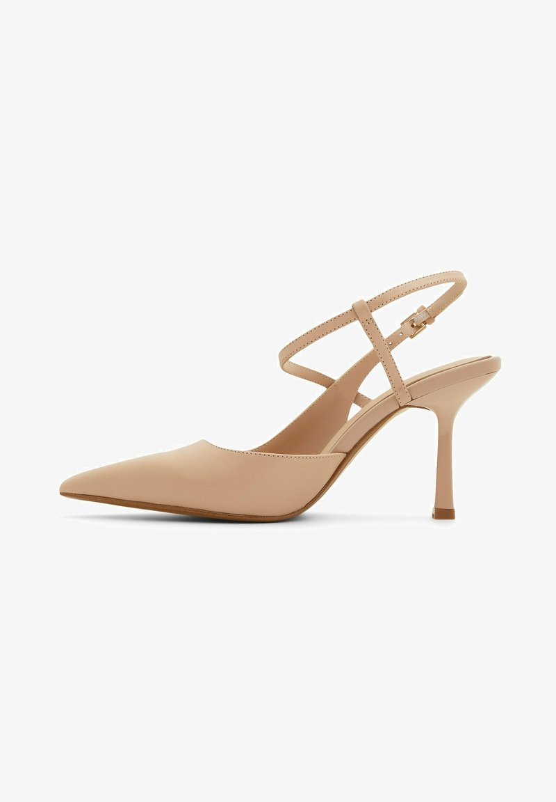 Nude Leder Slingback-Absätze mit spitzem Zehenbereich, dünnen überkreuzten Riemen und einem schlanken hohen Absatz. Glatte Textur und minimalistisches Design.