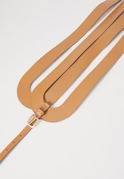 Helle Lederarmband mit zwei parallelen Längen, verfügt über eine glatte Textur und präzise Nähte. Enthält eine goldfarbene Metallschnalle.