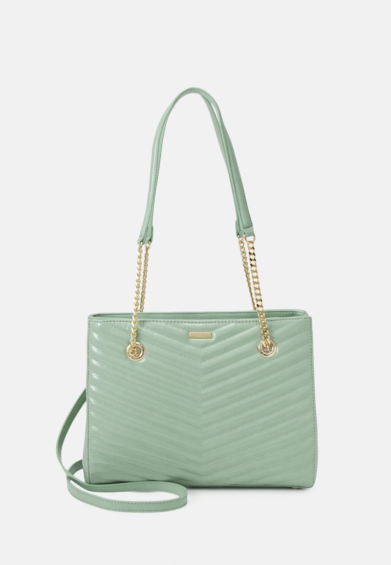 Sac à main matelassé vert menthe avec chaîne dorée et bandoulières en cuir, ainsi qu'une longue sangle en cuir supplémentaire.
