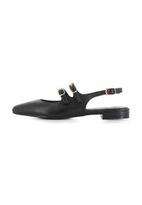 Zapato negro tipo slingback hecho de cuero con punta afilada, tres correas ajustables con hebillas y un tacón plano bajo. Textura suave en toda la superficie.