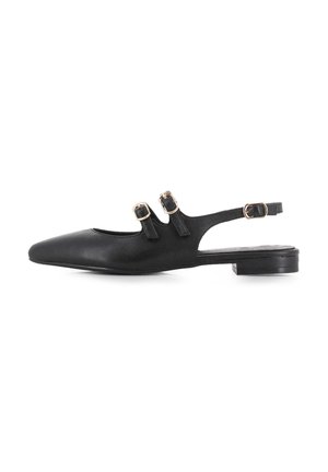 Zapato negro tipo slingback hecho de cuero con punta afilada, tres correas ajustables con hebillas y un tacón plano bajo. Textura suave en toda la superficie.