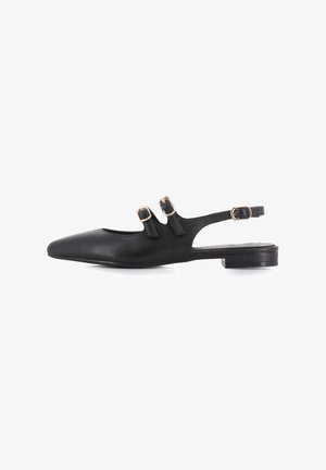 Zapato negro tipo slingback hecho de cuero con punta afilada, tres correas ajustables con hebillas y un tacón plano bajo. Textura suave en toda la superficie.