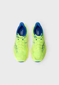 Baskets de course vert lime avec une tige en mesh, accents bleus et semelle blanche, dotées de lacets plats et d'un logo sur le côté.
