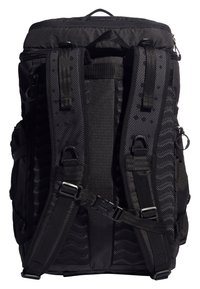 Czarny plecak z wyściółką, oddychającymi siateczkowymi paskami, wieloma kieszeniami, regulowanymi klamrami oraz teksturowaną powierzchnią dla zwiększonej trwałości.