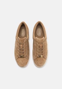 Tanfarbene Wildledersneaker mit Mesh-Design, beigen Schnürsenkeln, goldfarbenen Akzenten und runder Zehenform. Innenausstattung mit gepolstertem Fußbett.