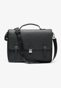 Sac messager en cuir noir avec un design structuré, bandoulière réglable, quincaillerie en argent et une fermeture à clasp à l'avant avec deux sangles.