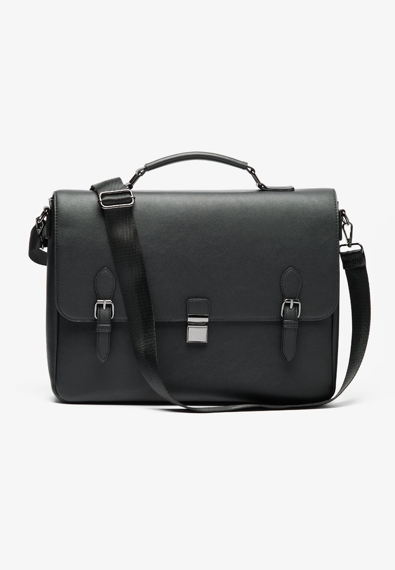Sac messager en cuir noir avec un design structuré, bandoulière réglable, quincaillerie en argent et une fermeture à clasp à l'avant avec deux sangles.