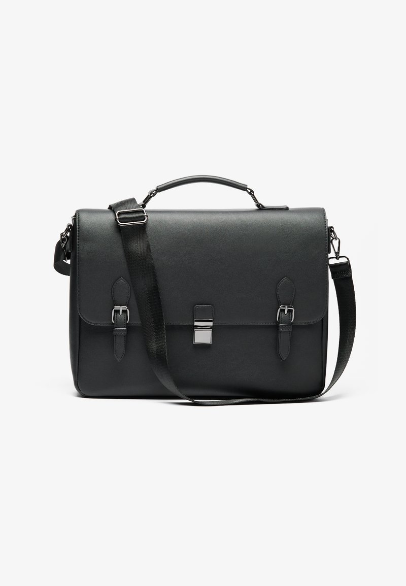 Sac messager en cuir noir avec un design structuré, bandoulière réglable, quincaillerie en argent et une fermeture à clasp à l'avant avec deux sangles.