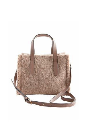 Prostokątna torebka taupe z materiału sherpa, wyposażona w dwa skórzane uchwyty oraz regulowany długi skórzany pasek ze złotą sprzączką.