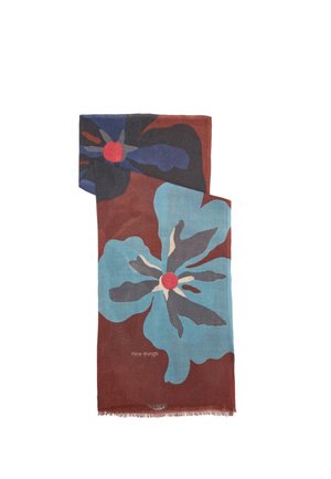 Bufanda con grandes flores azules y azul oscuro abstractas con centros rojos sobre un fondo marrón, con texto pequeño "nice things."