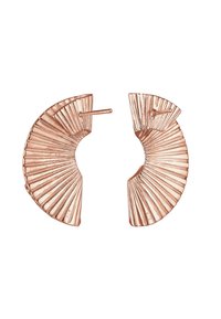 Roséguldörhängen med en plisserad fläktdesign, som har en texturerad yta och en cirkulär, öppen form. Kläppen synlig för fästning.