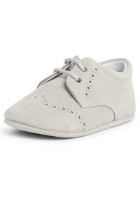 Scarpe per bambini in suede grigio con un classico design con lacci, caratterizzate da dettagli perforati sui lati e una morbida fodera interna liscia.