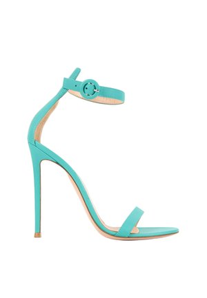 Sandale à talon haut turquoise avec fine bride à la cheville et boucle, bout ouvert et talon aiguille élancé.