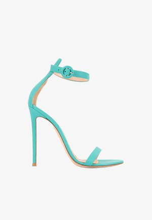 Sandale à talon haut turquoise avec fine bride à la cheville et boucle, bout ouvert et talon aiguille élancé.