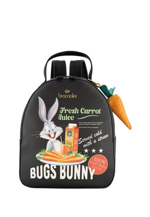 Zaino nero con grafiche di Bugs Bunny, carote e succo, testo "Fresh Carrot Juice," e cursore della zip a forma di carota.