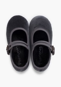 Zapatos Mary Jane de tela gris con puntera redonda, cinta y detalle de hebilla. Forro interior suave y textura lisa.