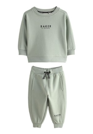 Lysegrøn sweatshirt med lange ærmer og matchende joggingbukser med sort tekst ""BAKER by Ted Baker"" foran.