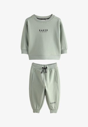 Jasnozielona bluza z długim rękawem i pasujące spodnie dresowe z czarnym napisem ""BAKER by Ted Baker"" z przodu.