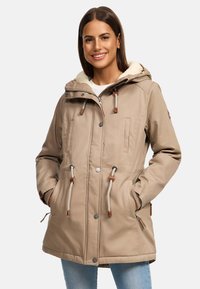 Beige Parka mit einer mit Pelz gefütterten Kapuze, Kordelzug in der Taille und braunen Akzenten. Verfügt über zwei vordere Taschen und einen Reißverschluss mit Druckknopf.